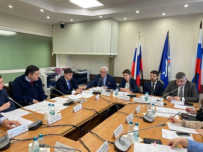 Грузовики КАМАЗ с ручным управлением и подъёмными механизмами презентованы на совещании в Госдуме РФ