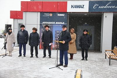 «КАМАЗ» передал ключи от очередных арендных квартир работникам компании