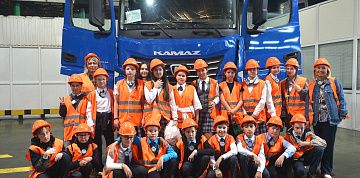 На автомобильном заводе организовали экскурсию для школьников