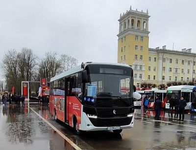 Пассажирская автотехника КАМАЗ на выставке в Смоленске