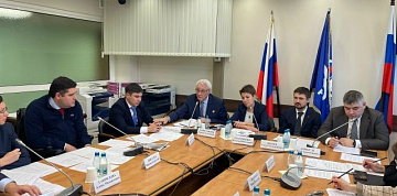 Грузовики КАМАЗ с ручным управлением и подъёмными механизмами презентованы на совещании в Госдуме РФ