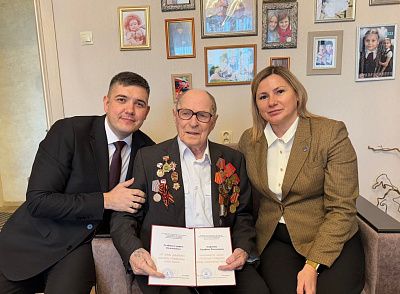 Ветерану «КАМАЗа» вручили медаль «80 лет Победы в ВОВ»