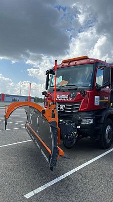 Автопарк липецких дорожников пополнила новая КДМ на шасси КАМАЗ
