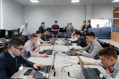 Передовую инженерную школу «Кибер Авто Тех» посетил замминистра