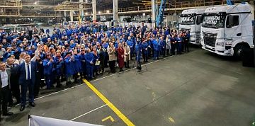 Праздник в заводском цехе: руководители «КАМАЗа» поздравили коллег с наступающим Новым годом