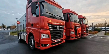 Три магистральных тягача КАМАЗ-54901 с пробегом отгружены потребителю