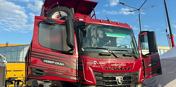 Самосвал КАМАЗ поколения К5 на выставке в Санкт-Петербурге