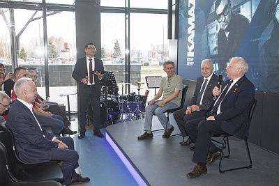 В Визит-центре открылась выставка «Лица КАМАЗа»