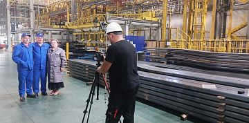 Съёмочная группа телепроекта «Жизнь своих» побывала на «КАМАЗе»