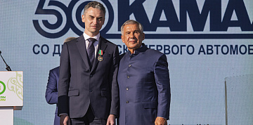 Раис Татарстана вручил камазовцам государственные награды на юбилее города