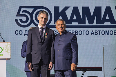 Раис Татарстана вручил камазовцам государственные награды на юбилее города