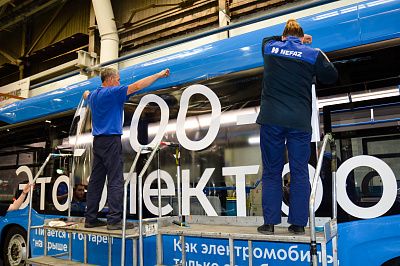 На «НЕФАЗе» отметили юбилей цеха сборки автобусов №23