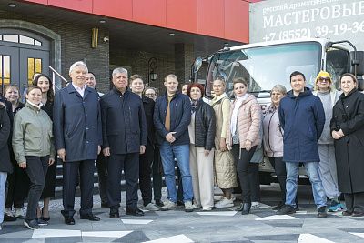 «КАМАЗ» подарил автомобиль театру «Мастеровые»
